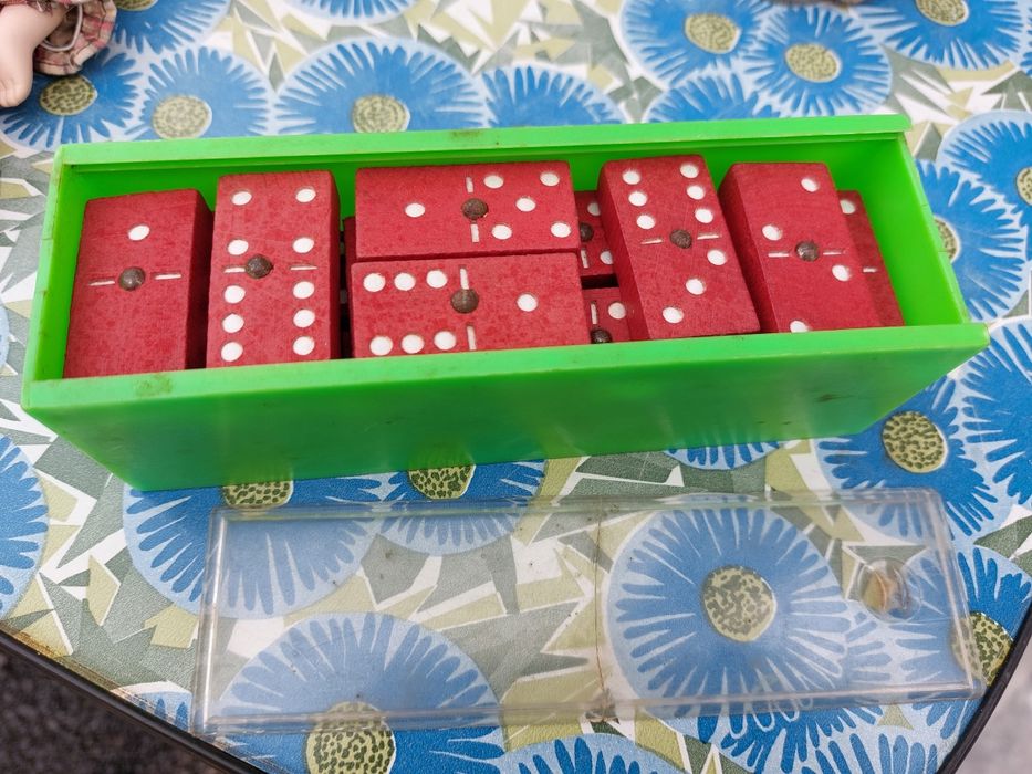 Jogo de dominó em madeira vermelha (raro)