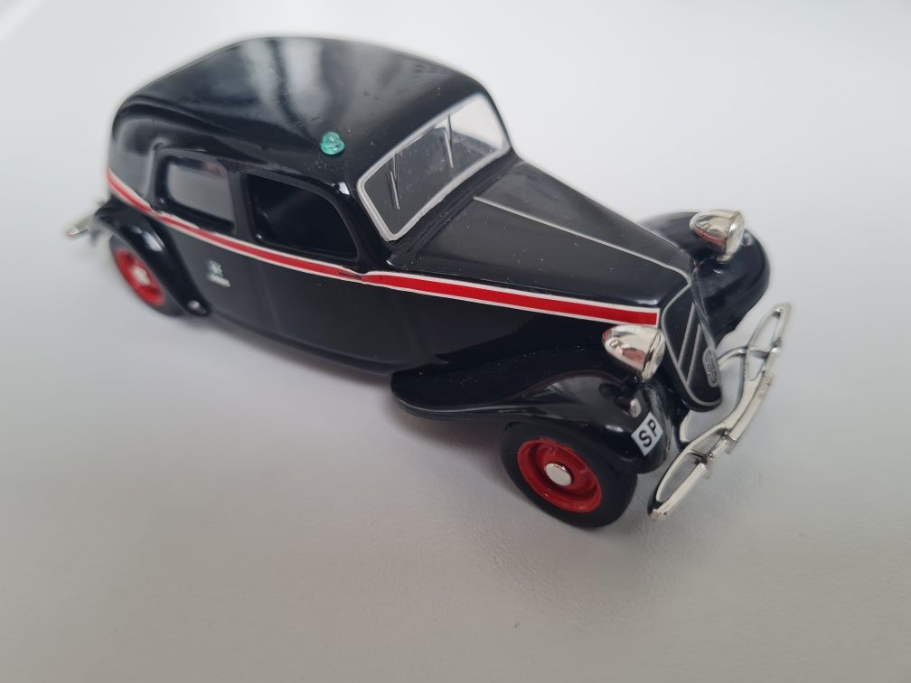 Miniatura diecast "1955 CITROËN TRACTION 11 - MADRID". Escala: 1:43