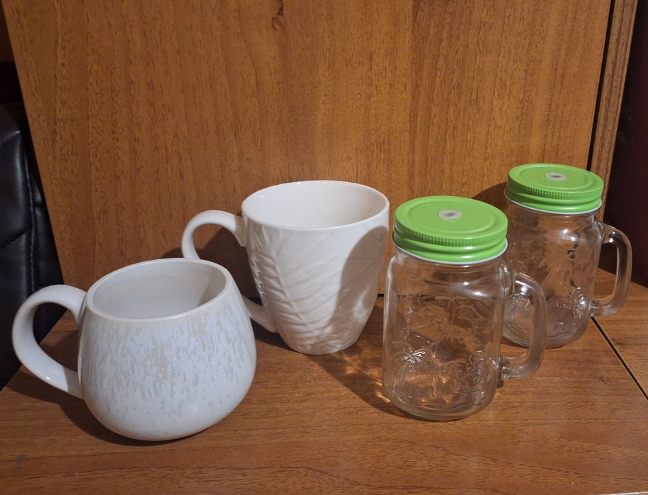 Dwa kubki porcelanowe i dwie szklanki na lemoniadę