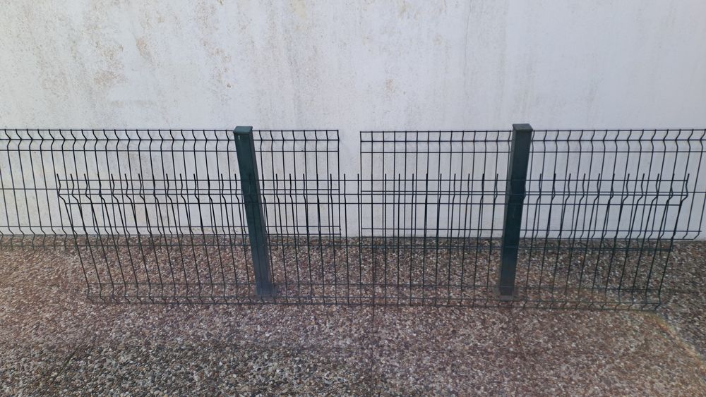 Painel metálico verde + 2 postes quadrados