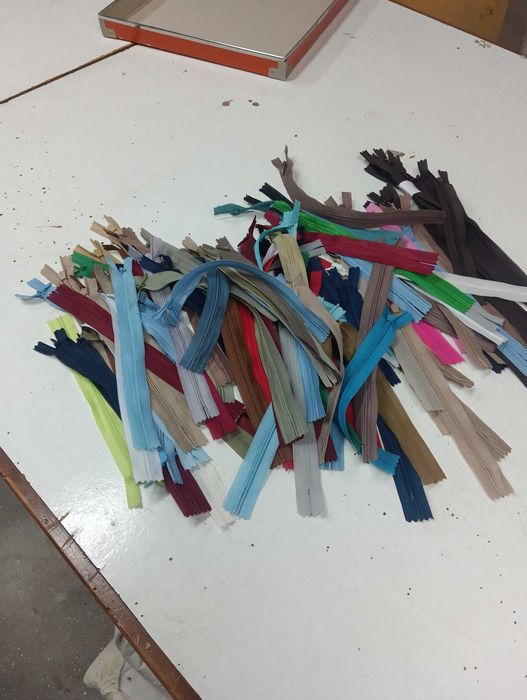 Cem fechos invisíveis de varias cores todo de ,20cm