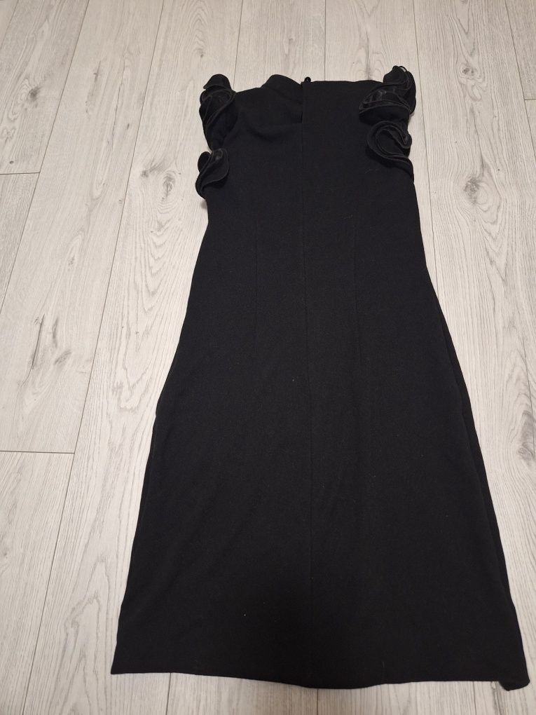 Czarna elegancka sukienka z falbanami