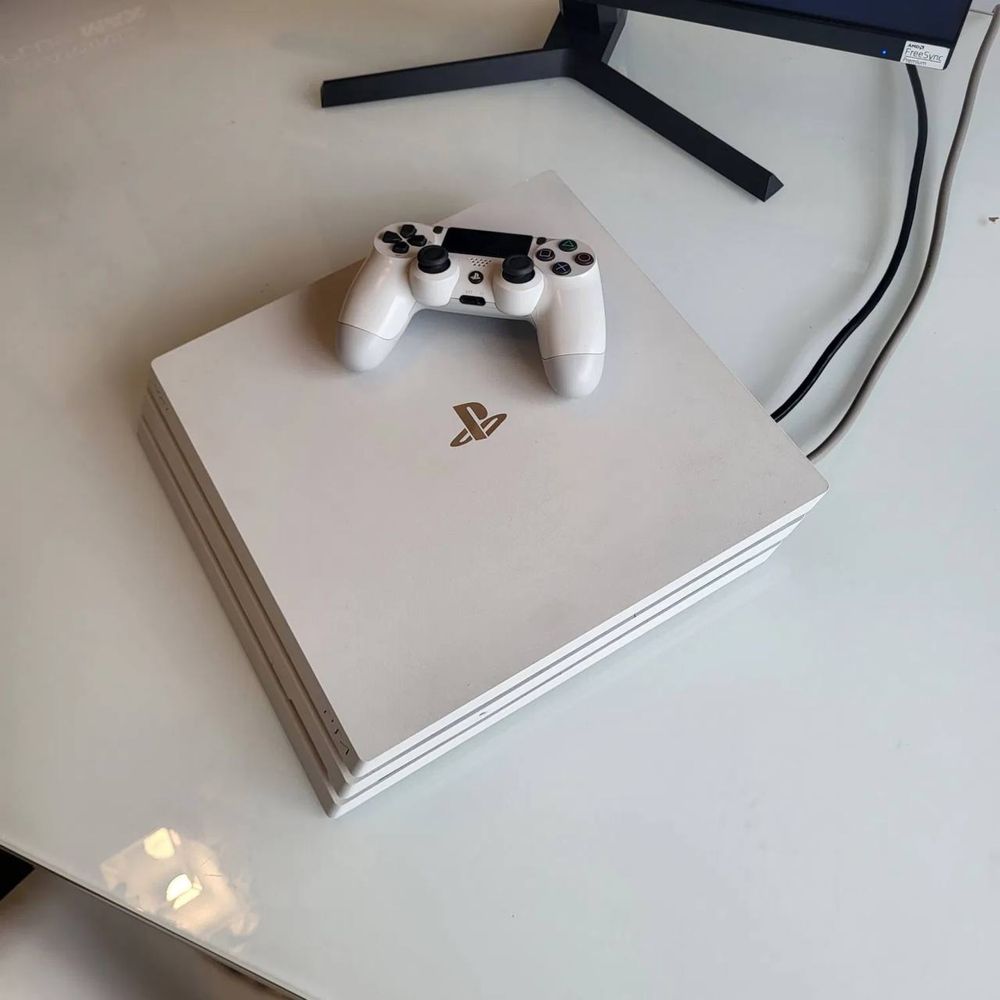 Продам PS 4 Pro 1Tb комплект + аккаунт