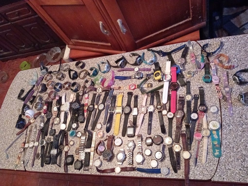 Conjunto de 130 Relógios Diversos para Reparação/Peças