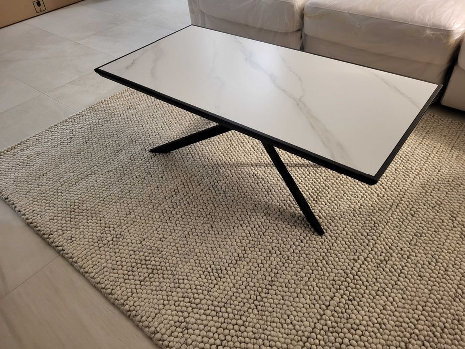 Nowy stolik kawowy, podstawa typu pająk, blat spiek ceramiczny.