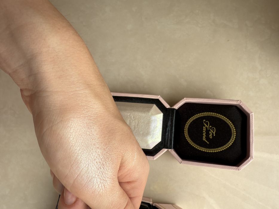 Хайлайтер від Too Faced