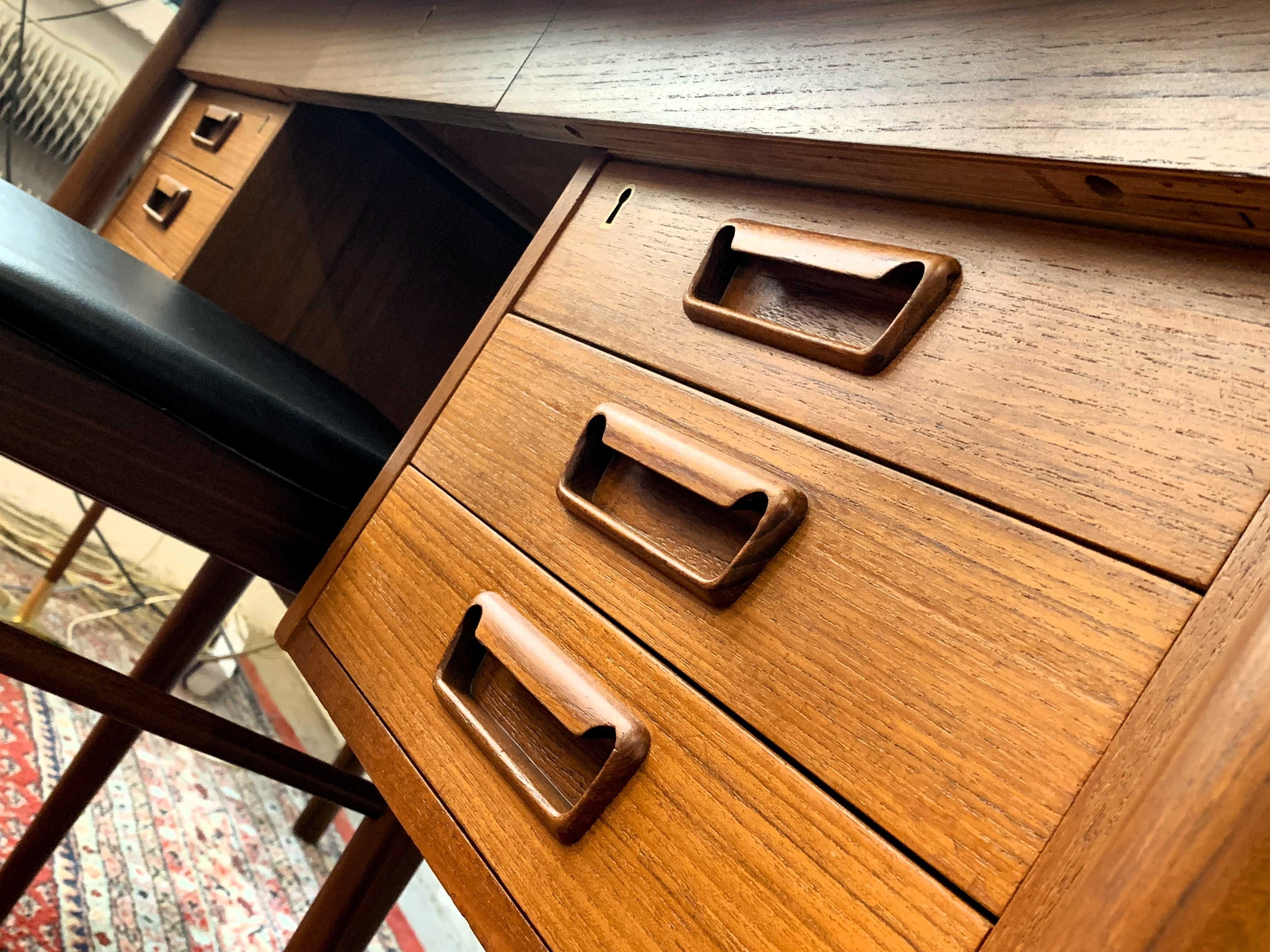Wolnostojące biurko tekowe, Dania 60/70, vintage, mid-century modern.