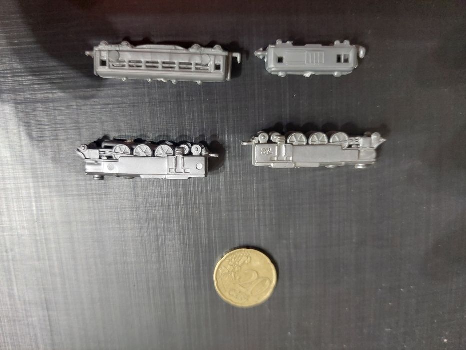 Pequeno comboio plástico português