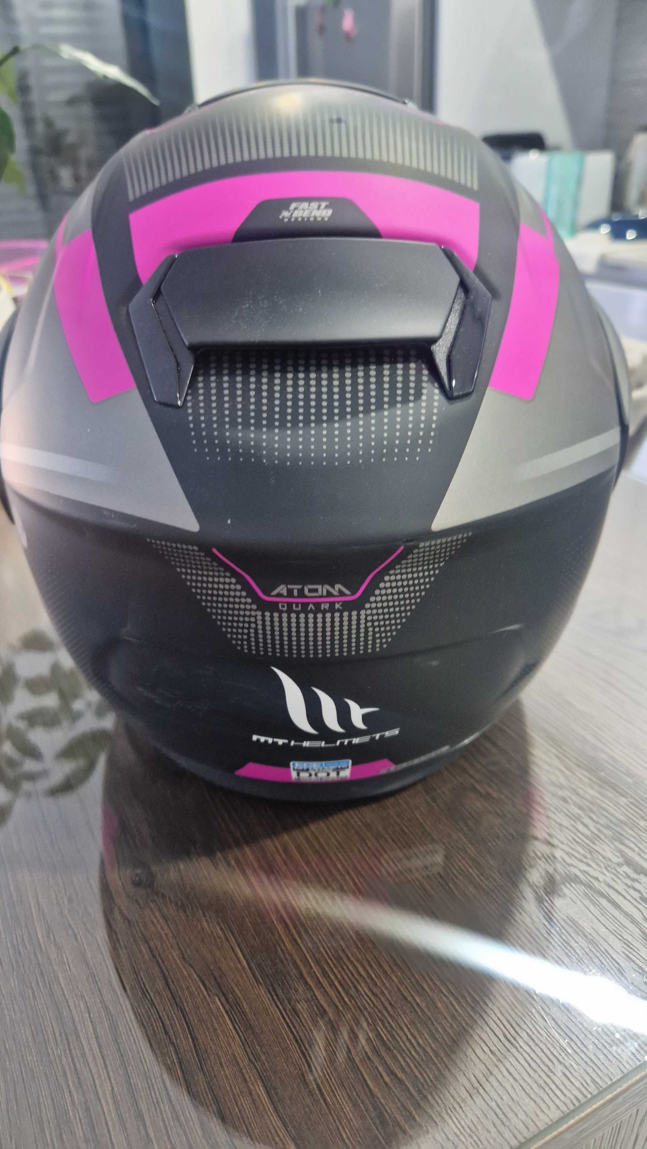 Capacete preto e rosa
