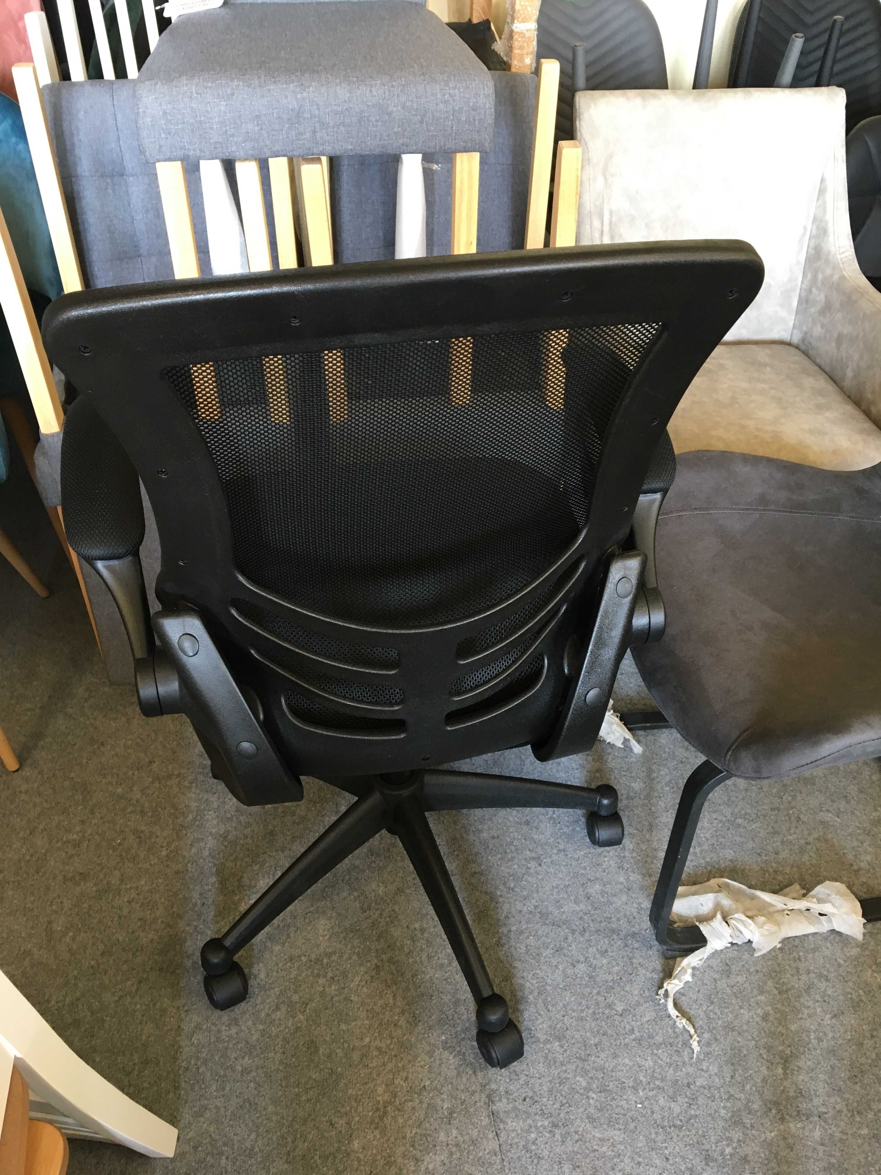 Czarne krzesło biurowe