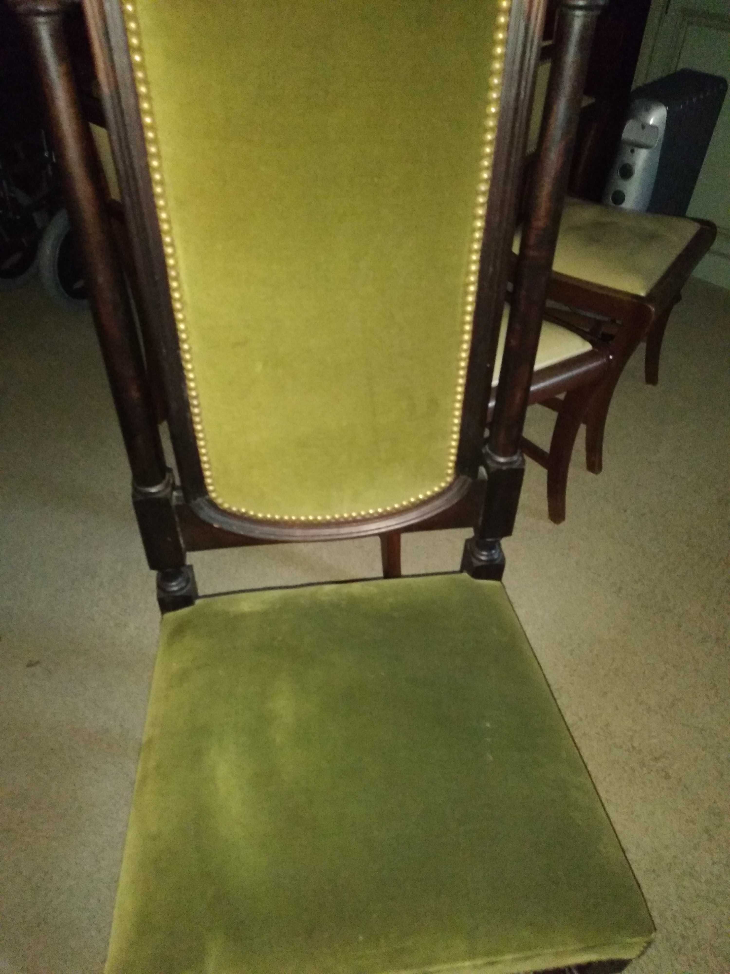 cadeira de espaldar em madeira e veludo verde musgo