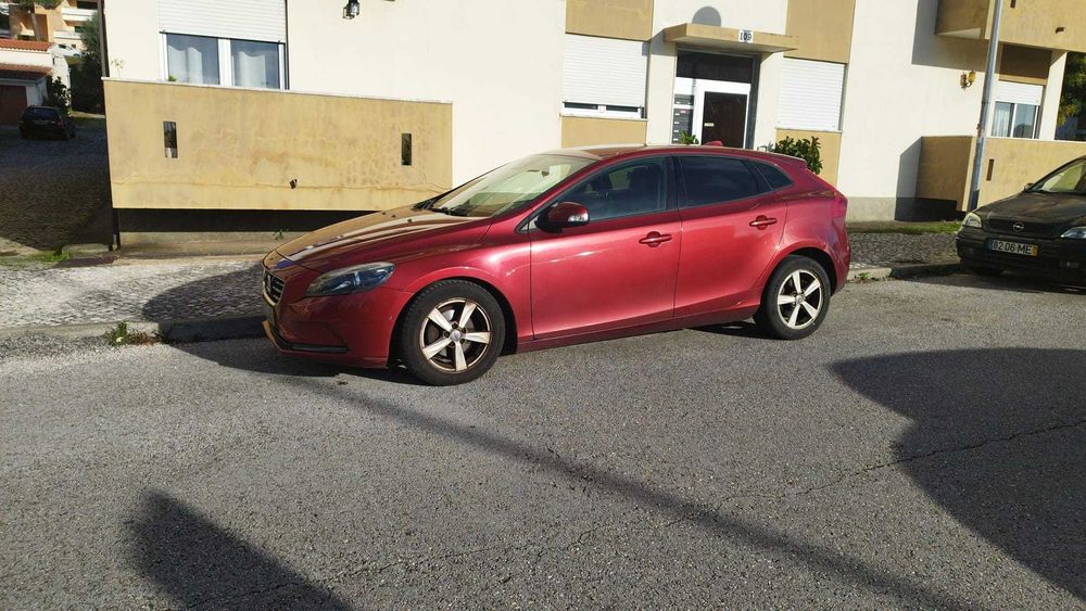 Volvo V40 2014, com 233 000 kms e inspeção realizada