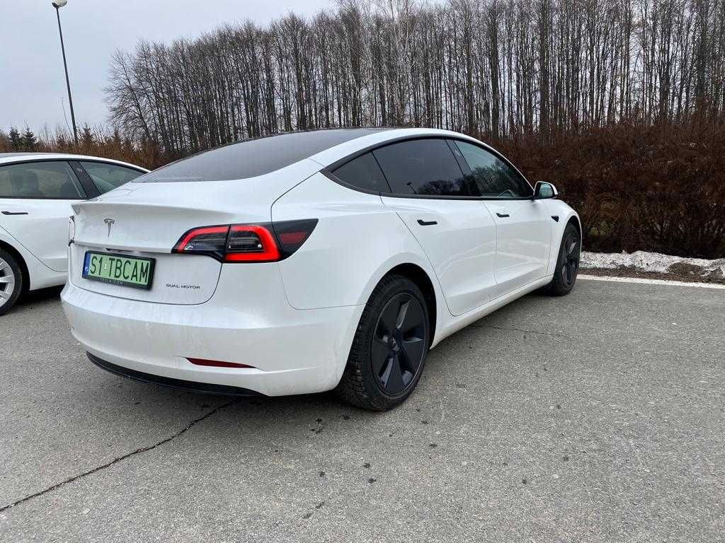 TESLA 3 Long Range 2022 wnętrze Blac&White elektryk wynajem Śląsk