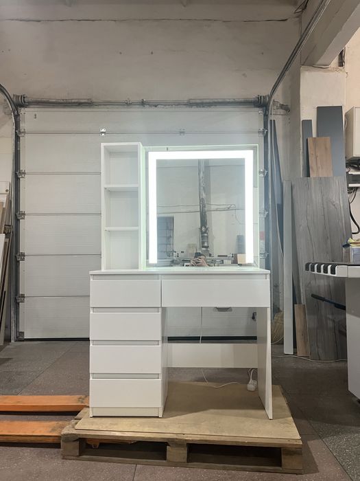 Туалетний столик з підсвіткою косметичний стіл дзеркало для макіяжу