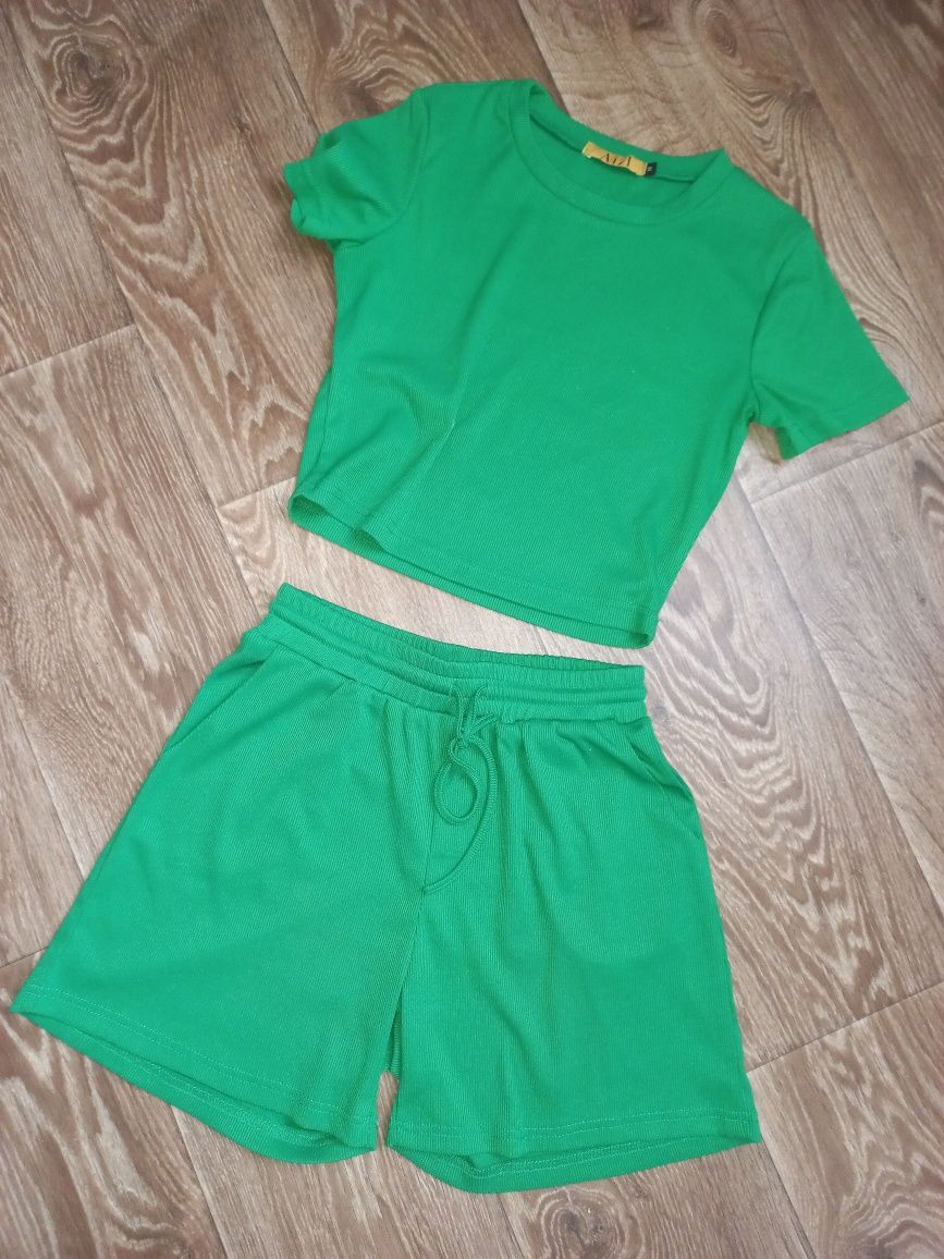 Жіночий зелений костюм-двійка в рубчик шортами на літо
