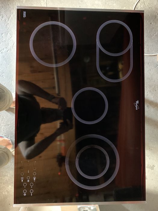 Електрическая варочная поверхность Whirpool.