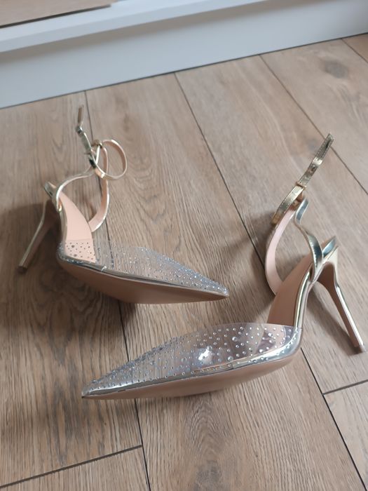 Transparentne szpilki