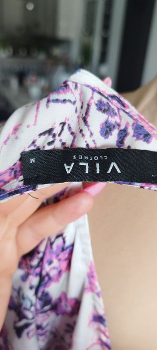 R.M Vila biało fioletowa sukienka w kwiaty odkryte plecy wyprzedaż