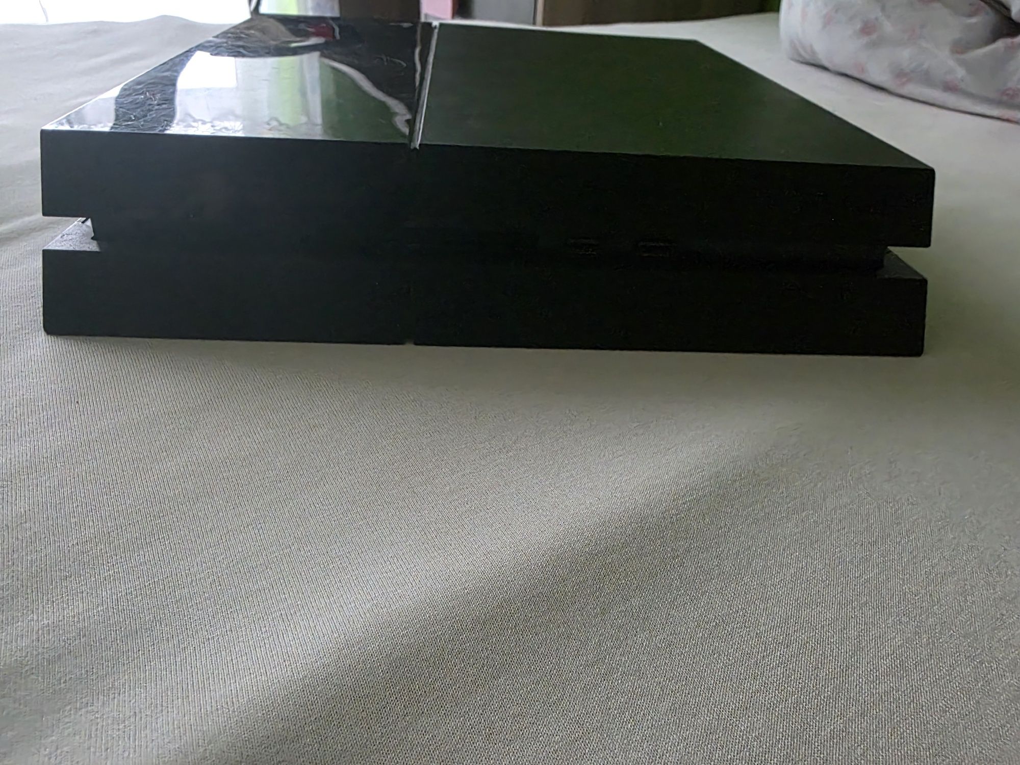 Sprzedam ps4 z uszkodzonym czytnikiem płyt