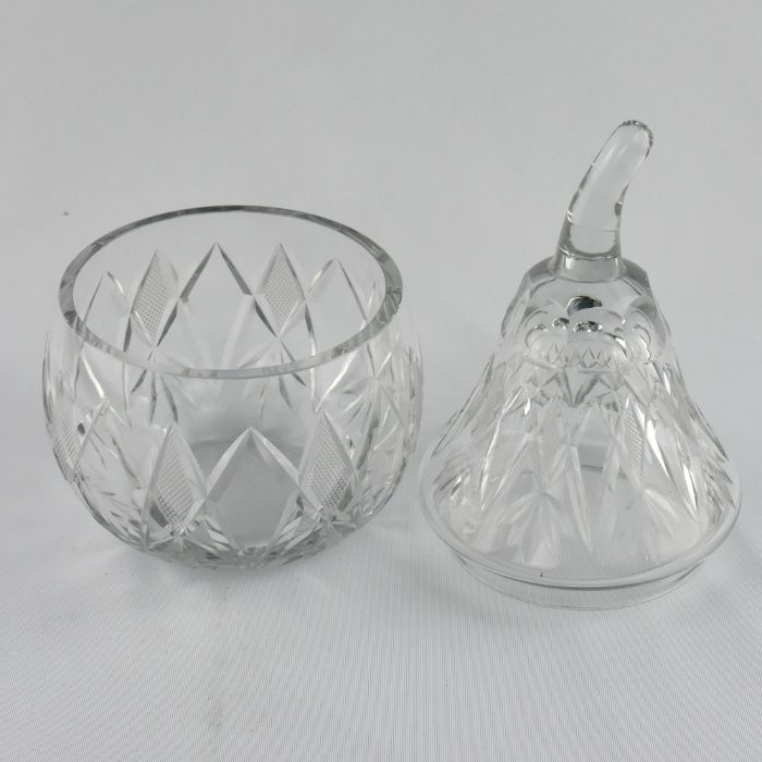 Bomboneira / Caixa em forma de pera, cristal lapidado e relevado