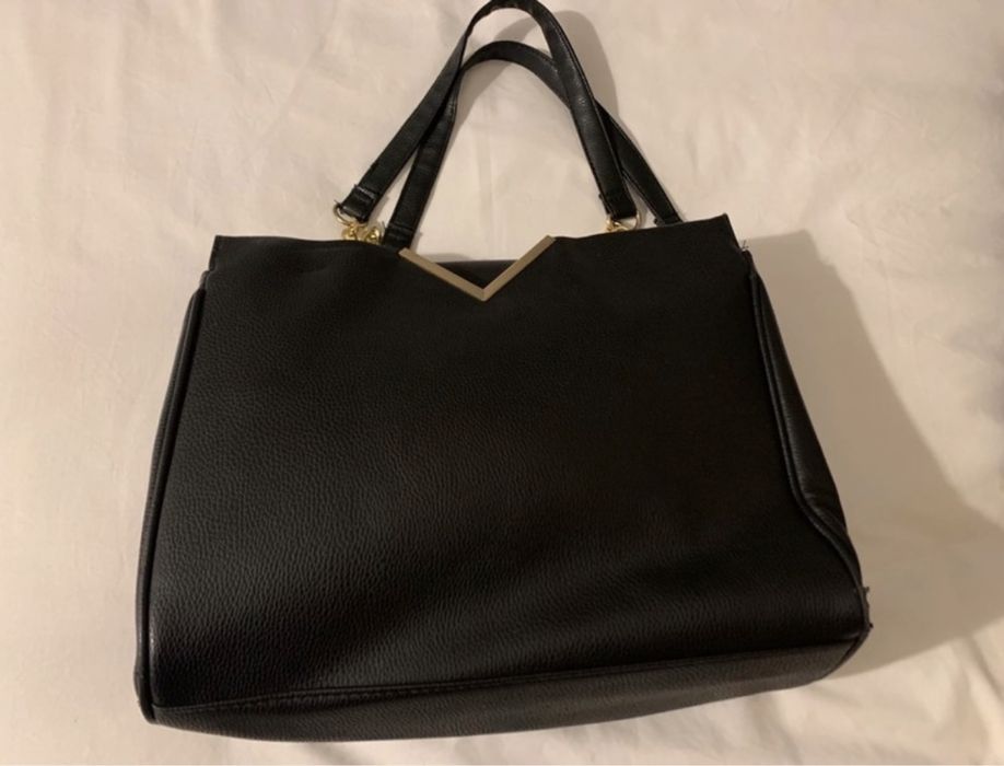 Bolsa preta e dourada