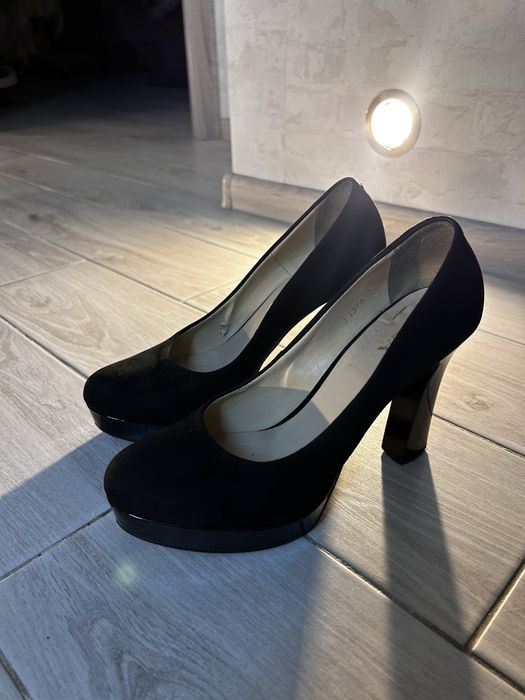 Чорні замшеві туфлі на каблуці