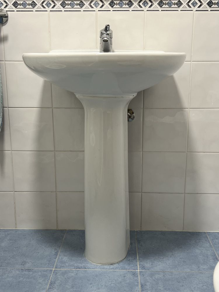 Conjunto de casa de banho (Lavatório com pé e torneira Roca + Espelho)