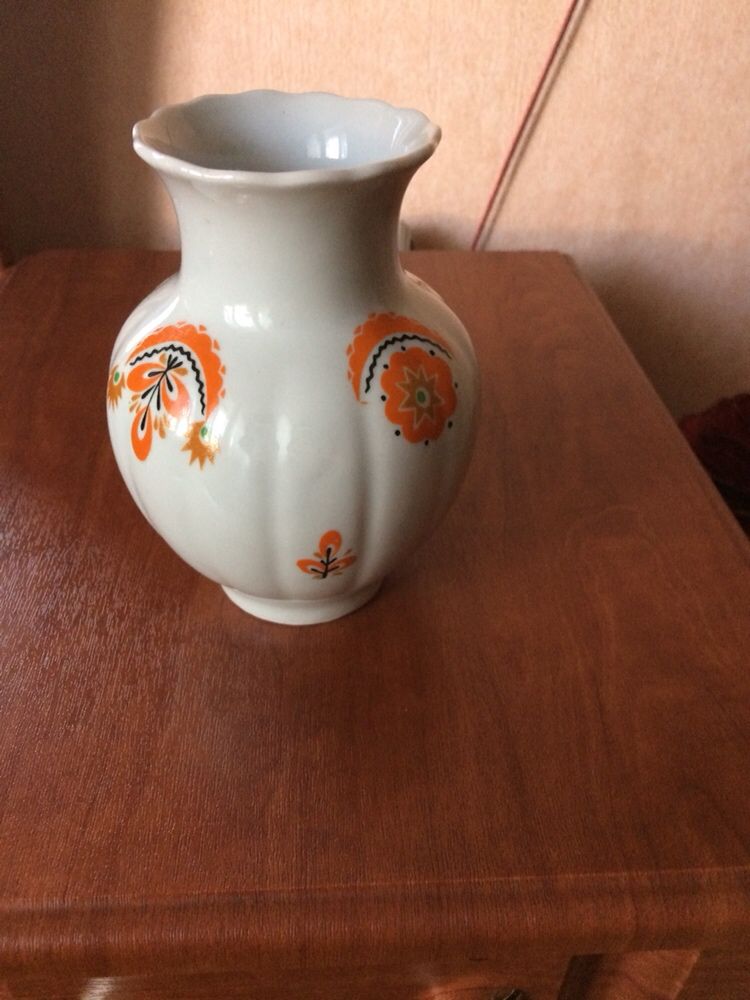 Продам фарфоровую вазу