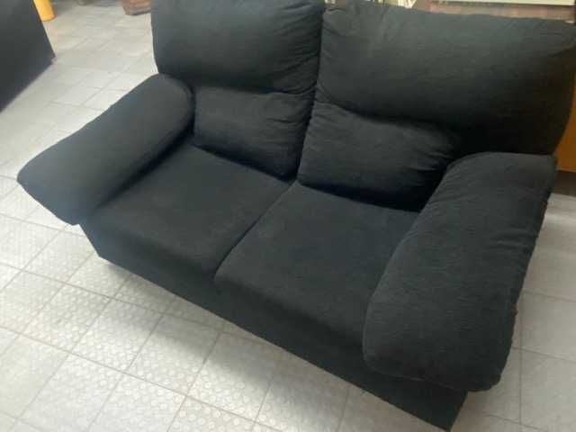 Sofá de 2 lugares em veludo