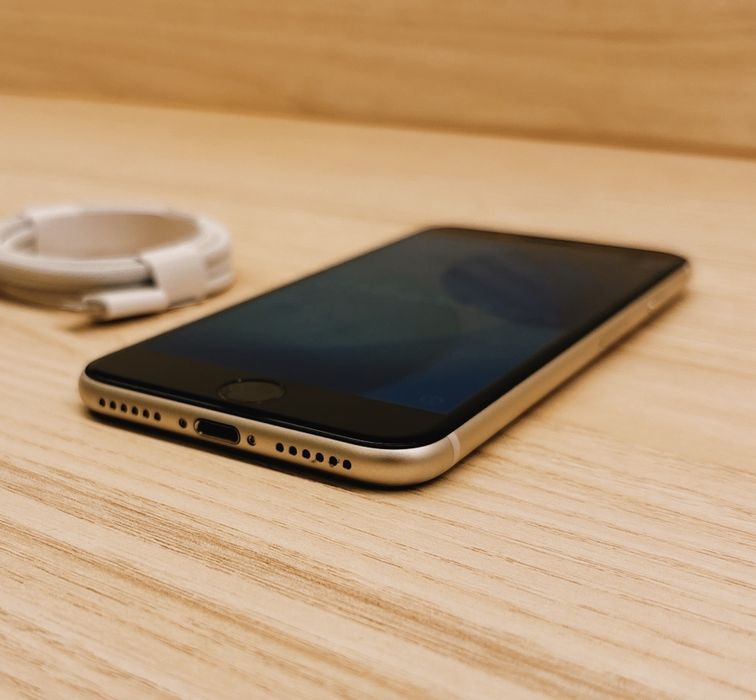 iPhone SE 2022 (Starlight)