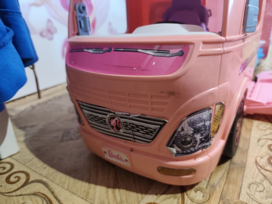 Kamper Marzeń  Barbie + 6 sztuk lalek barbie
