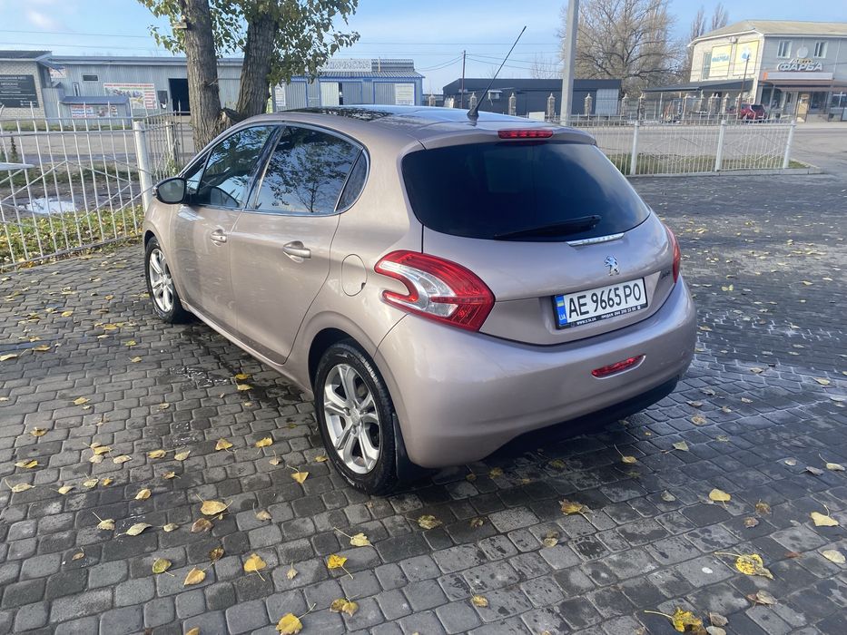 PEUGEOT 208 2015г 1,6 Бензин Автомат