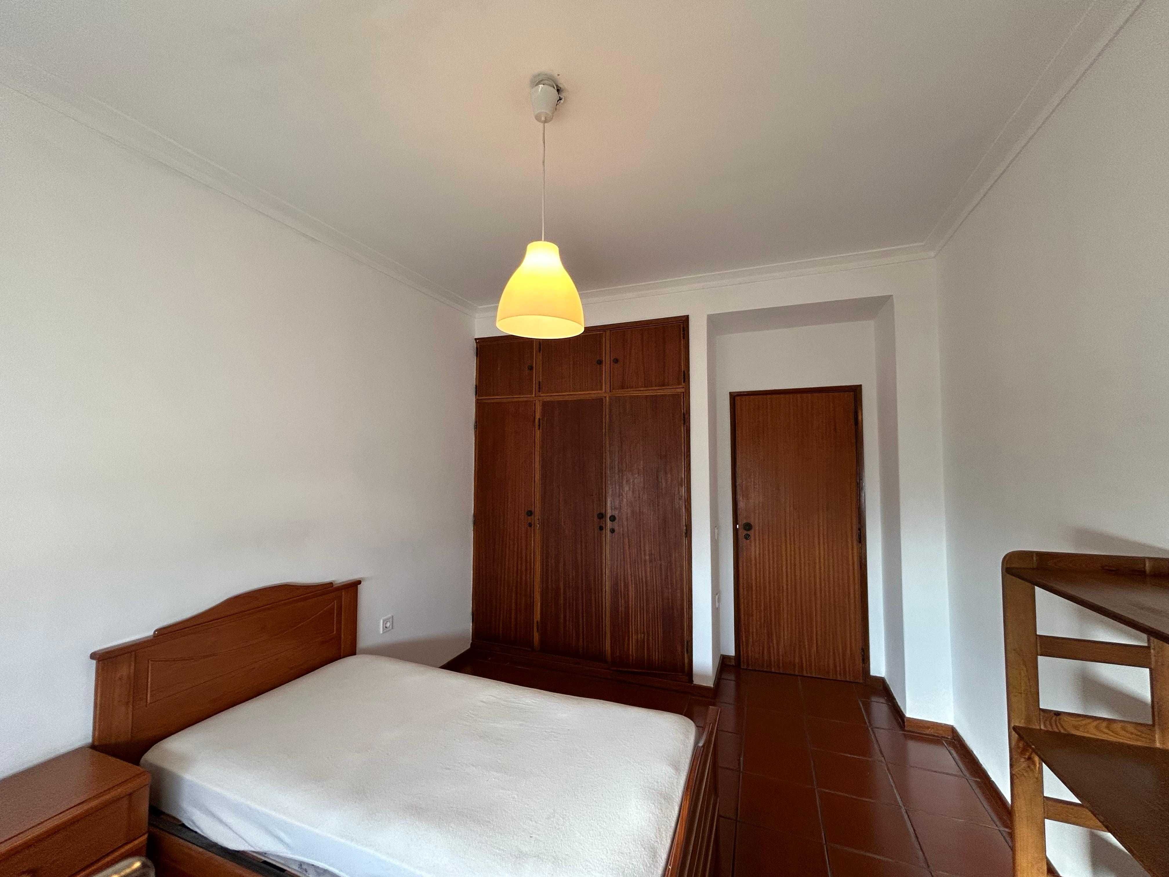 Quarto para Arrendar – Perto das Faculdades – Com recibo