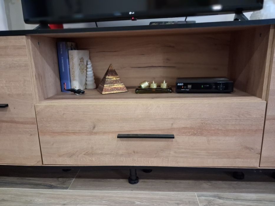 Movel de TV com estante, usado, bom estado.