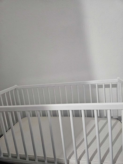 Berço branco com rodas