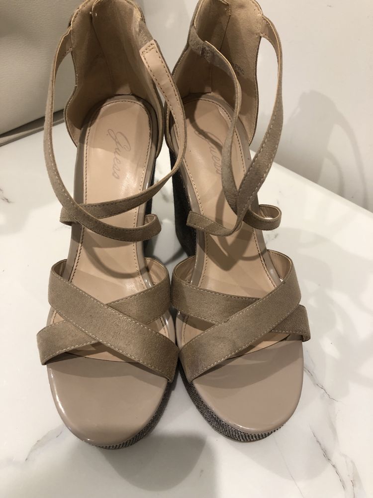 Buty na koturnie Guess