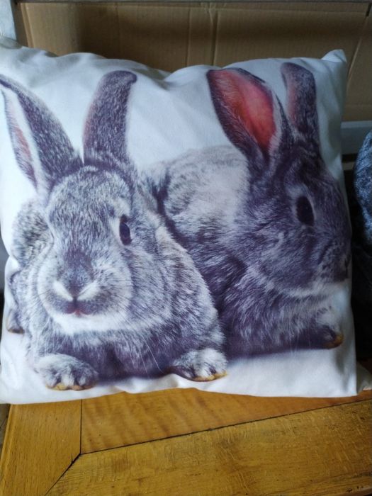 Poduszka welur z królikami.