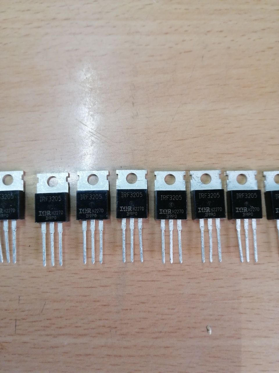 Польовий транзистор IRF3205 в корпусі TO220.
Mosfet