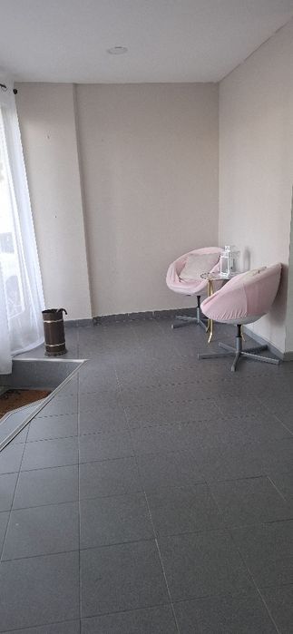 Aluga-se espaço de loja para cabeleireiro/a