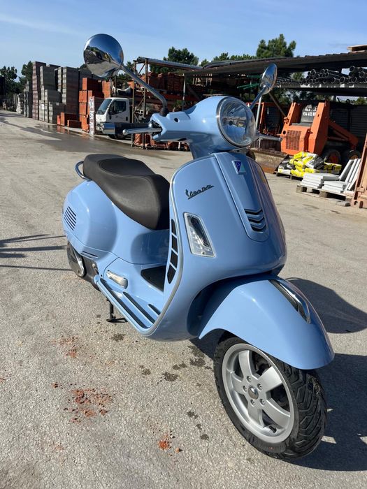 vespa GTS 300 azul