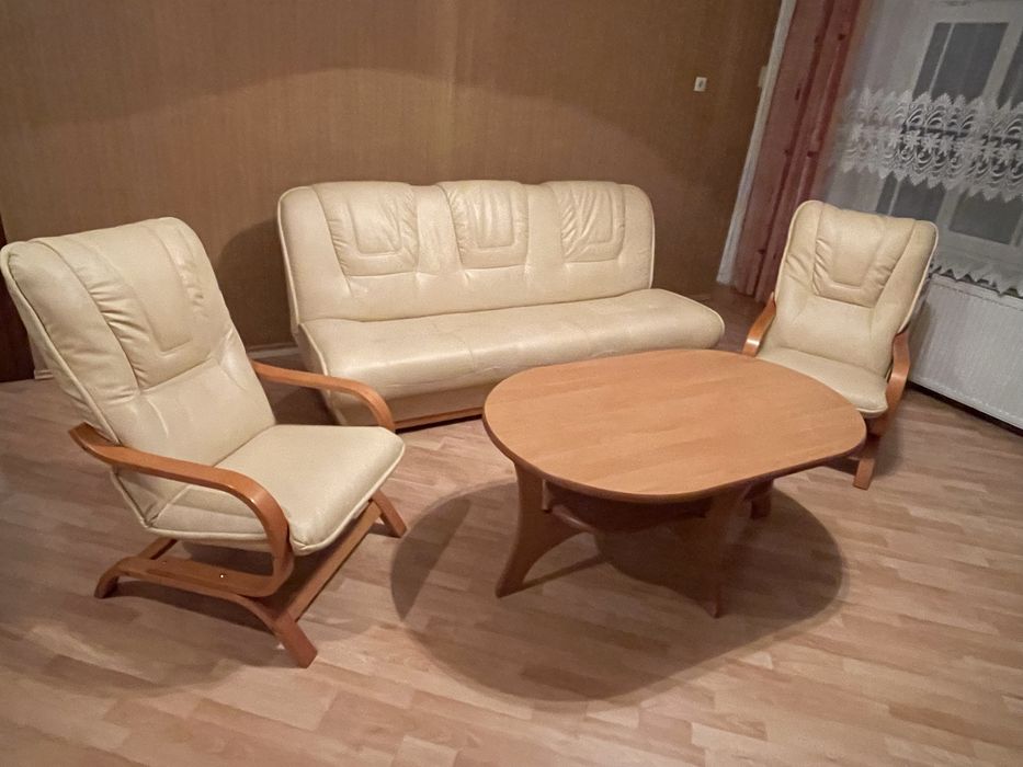 Sprzedam komplet skórzany 3+1+1 + stół kawowy. Funkcja spania+pojemnik