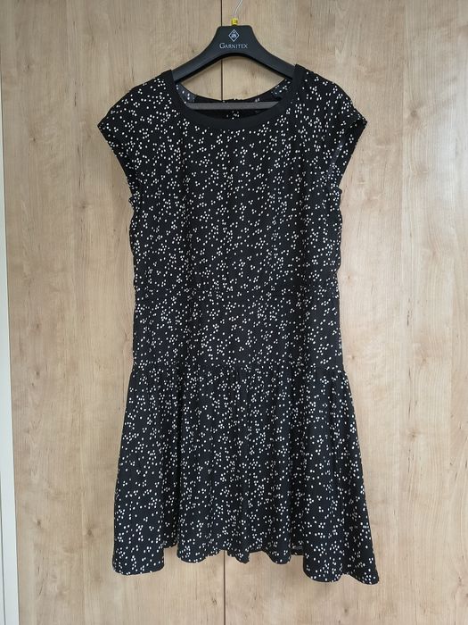 Sukienka czarna z krótkim rękawem na lato w białe kropeczki