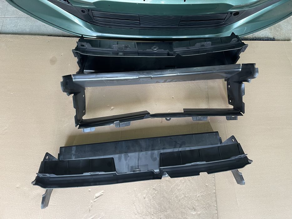 Ford Mustang Mach E направляюча повітря