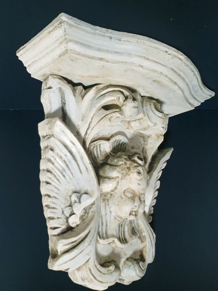 Antiga misula peanha com cherub em madeira esculpida