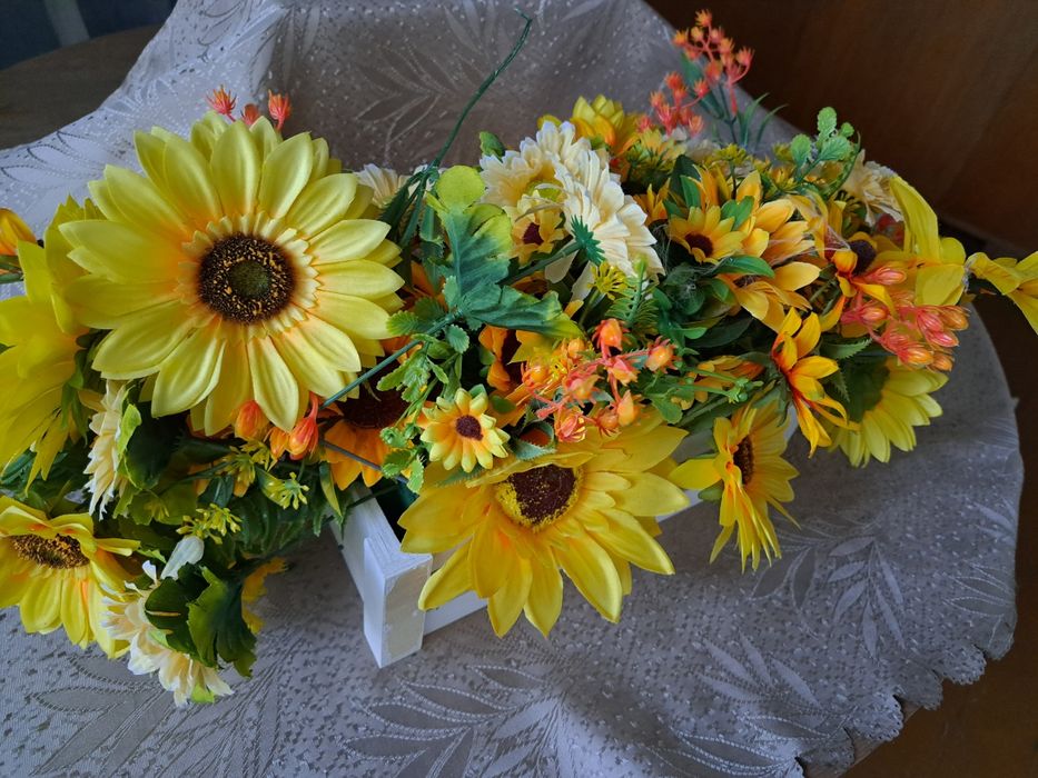 Kompozycja kwiatowa ze sztucznych kwiatów słoneczniki