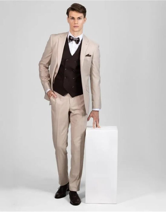 Garnitur vestus beżowy modny na lato