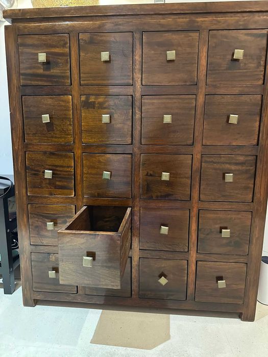 Móvel em madeira maciça com várias gavetas – qualidade e bom estado