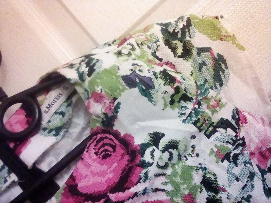 Sukienka w kwiaty s. Moriss r 36, kolor jasna z motywami kwiatowymi.