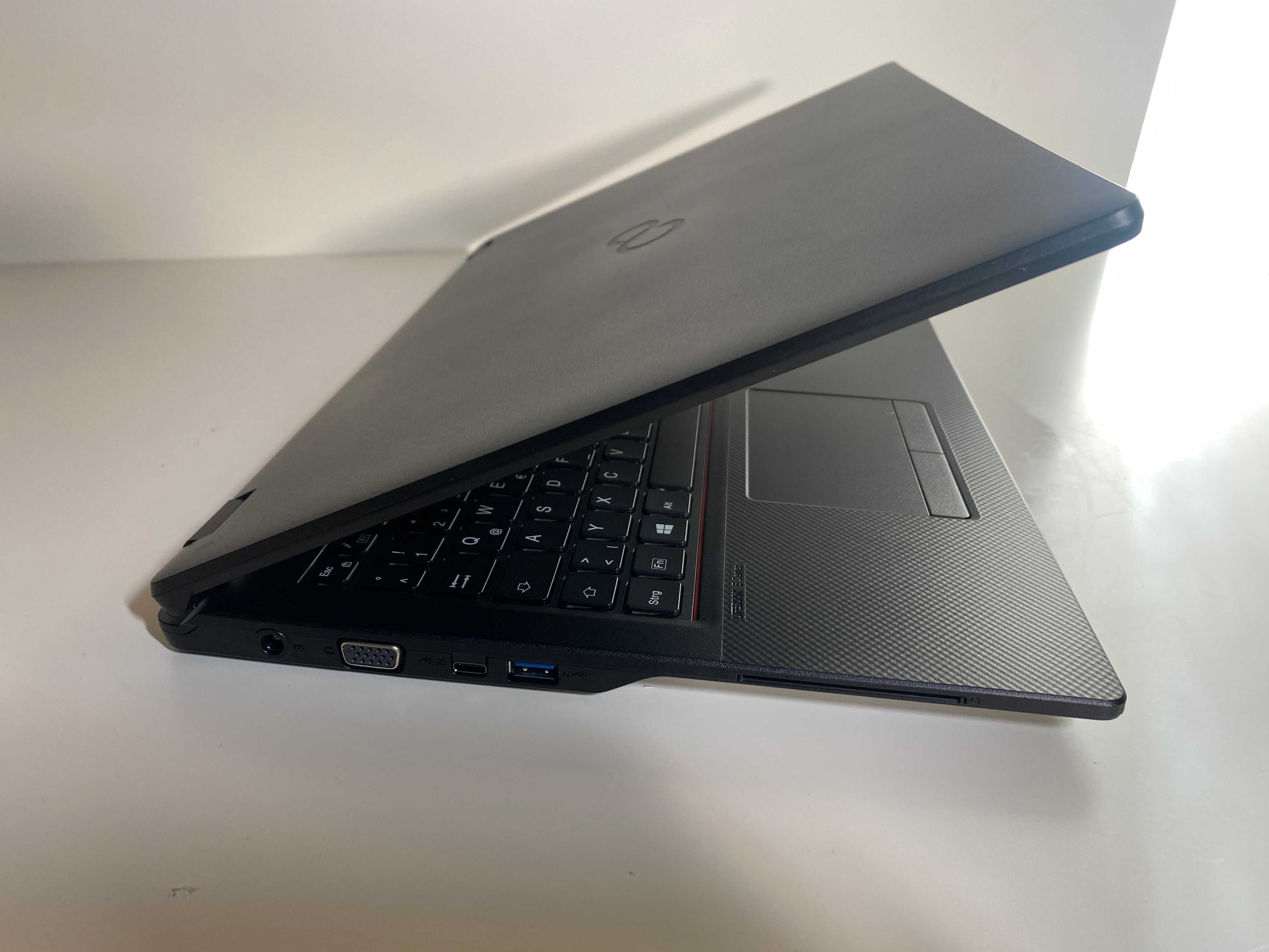 Ноутбук Fujitsu LIFEBOOK E558 15,6" Intel i3-7130 DDR4 8Gb SSD 240 Gb