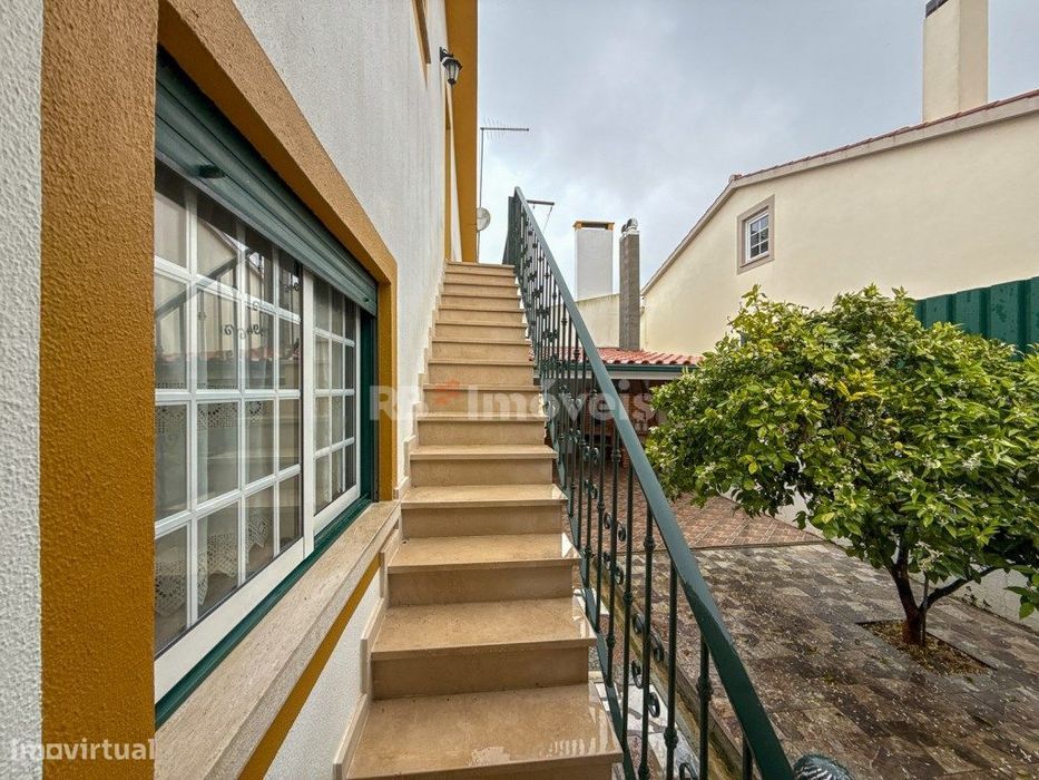 Moradia T3+1 c/ Logradouro, Sótão, Garagem e Cave, em Montalvo